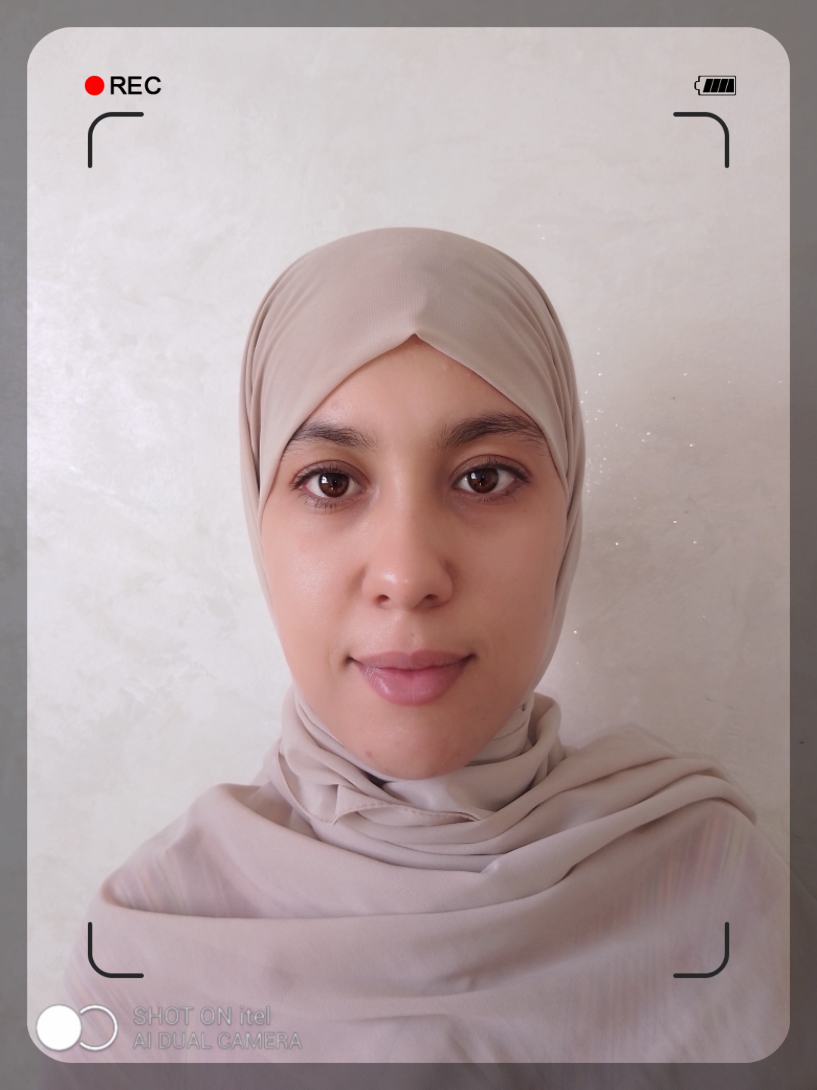 جميلة  تزري 