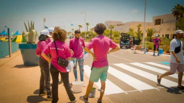 Dir Iddik et l'association Collectif tzour, organisent un atelier de formation et de sensibilisation sur l'art urbain à Saadia , dans le but de promouvoir cet art auprès du grand public. 